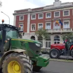 Tractores fuera de la sede de la Junta de Castilla y León en Palencia