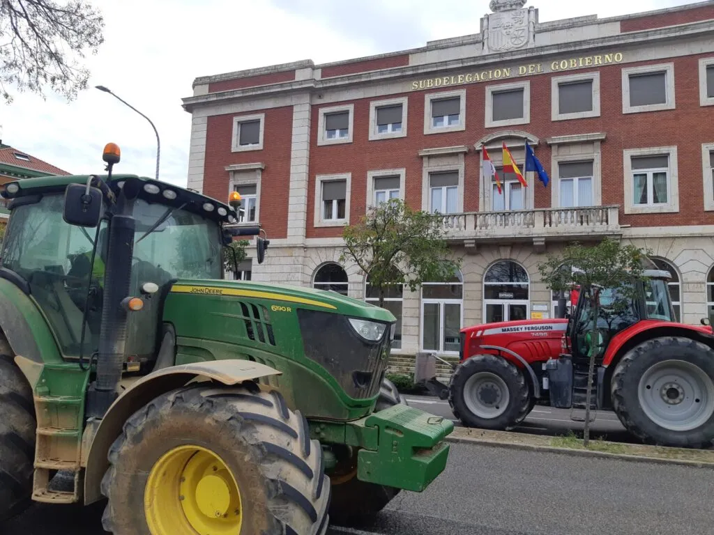 Tractores fuera de la sede de la Junta de Castilla y León en Palencia