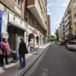 Vecinos de la calle Rizarzuela durante el día, preocupados por la situación nocturna de la noche
