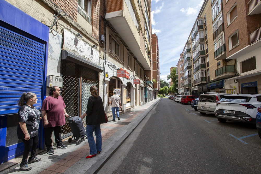 Vecinos de la calle Rizarzuela durante el día, preocupados por la situación nocturna de la noche