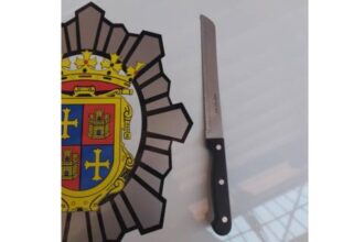 Imagen de un cuchillo de cocina junto al escudo de la Policía Local