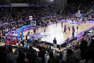 Panóramica de un partido del Palencia Baloncesto, donde se ve a los jugadores en la pista y a buena parte del público