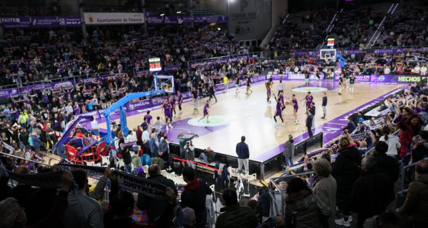 Panóramica de un partido del Palencia Baloncesto, donde se ve a los jugadores en la pista y a buena parte del público