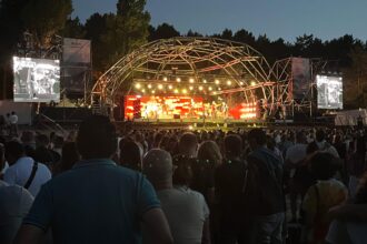 Público asistente a los conciertos celebrados a orillas del pantano de Aguilar de Campoo dentro del festival Música en la Montaña Palentina