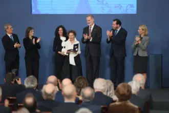 María Teresa Rodríguez recibre un premio delante del Rey Felipe VI en representación de Gullón.