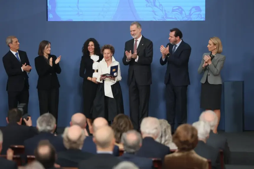 María Teresa Rodríguez recibre un premio delante del Rey Felipe VI en representación de Gullón.