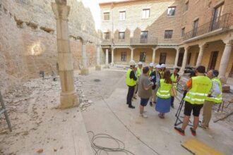 Varias personas están en el patio de armas del Castillo de Monzón