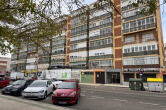 Fachada de viviendas en la avenida de Asturias con coches aparcados delante
