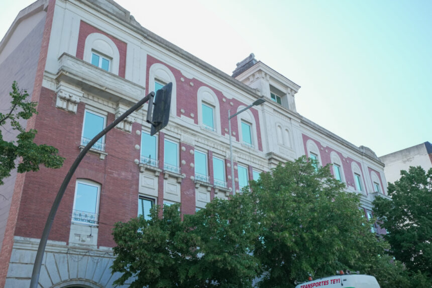 Edifidio de la delegación de la Junta de Castilla y León en Palencia con ventanas espejadas.