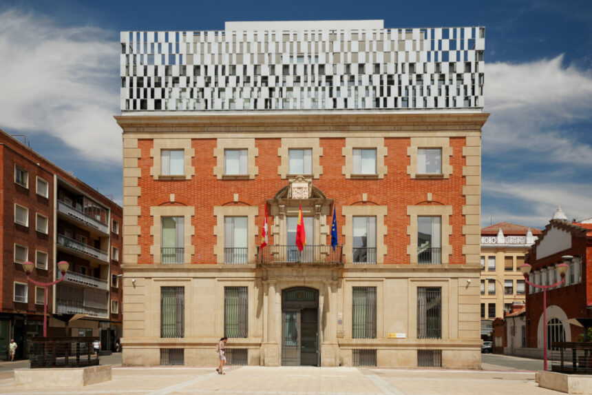 Edificio de ladrillo con un remate modernista, sede de algunos juzgados de Palencia.
