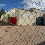 Edificio de la Escuela Infantil Sofía Tartilán tras las verjas que protegen el centro.
