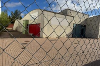 Edificio de la Escuela Infantil Sofía Tartilán tras las verjas que protegen el centro.
