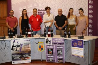 Representantes del Ayuntamiento y del sector de la hostelería posan en el día de la presentación de la Feria de Día de los sanantolines 2026