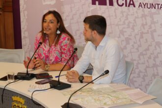 Miriam Andrés y Álvaro Bilbao sentados uno junto a otro frente a los micrófonos