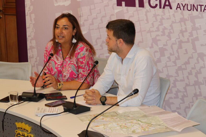Miriam Andrés y Álvaro Bilbao sentados uno junto a otro frente a los micrófonos