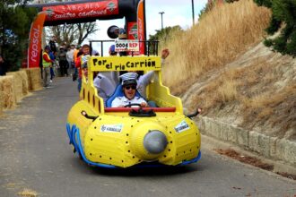 Auto loco que representa a un submarino amarillo en la carrera organizada en las faldas del cerro del Cristo del Otero.