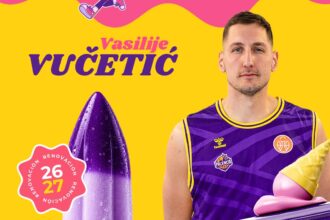 Vasilije Vučetić en un cartel que simula un anuncio de helados.