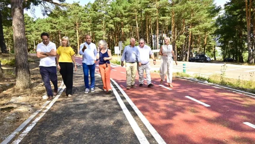 Representantes políticos de la Diputación de Palencia y el Ayuntamiento de Aguilar de Campoo recorren el recién inaugurado carril bici que une el pantano con la localidad.