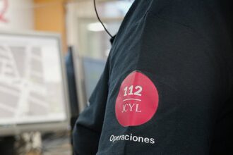 Logotipo del 112 estampado en la manga de una chaqueta que lleva una persona que atiende llamadas del 112