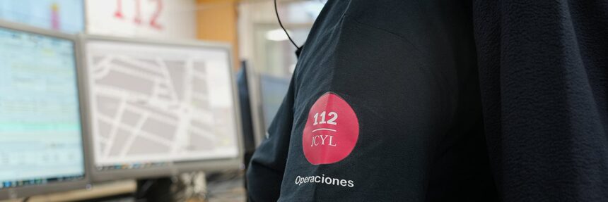 Logotipo del 112 estampado en la manga de una chaqueta que lleva una persona que atiende llamadas del 112