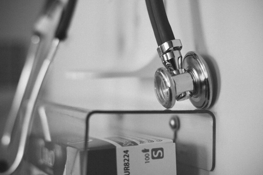 Fonendoscopio en imagen en blanco y negro