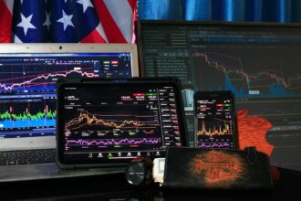 Varia pantallas de ordenador muestran gráficas relativas a asuntos financieros