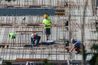 Grupo de hombres trabajando en una edificación.