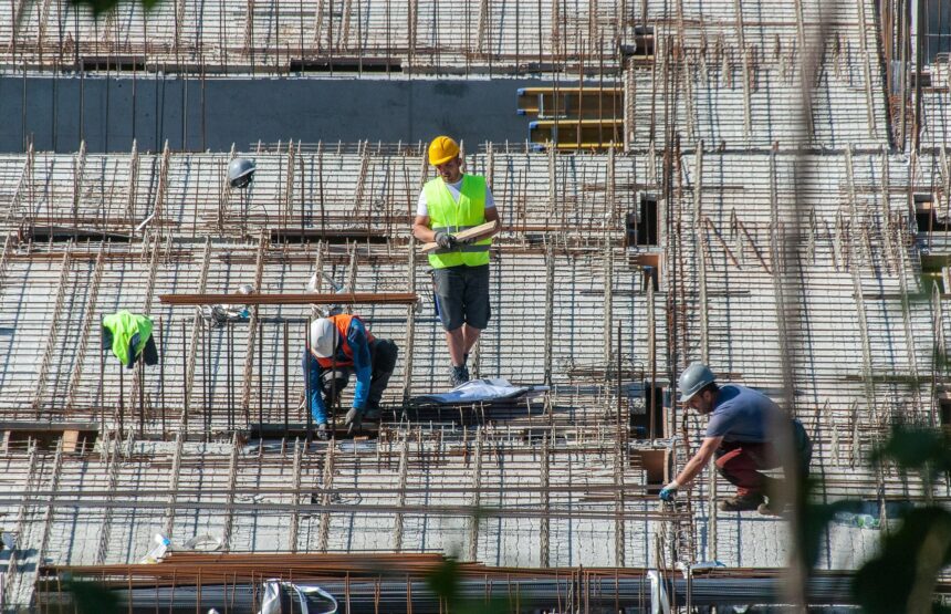 Grupo de hombres trabajando en una edificación.