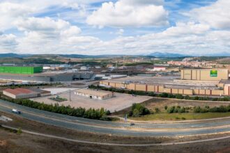 Panoramica de las dos fábricas de Galletas Gullón en Aguilar de Campoo en la que también se ve la autovía