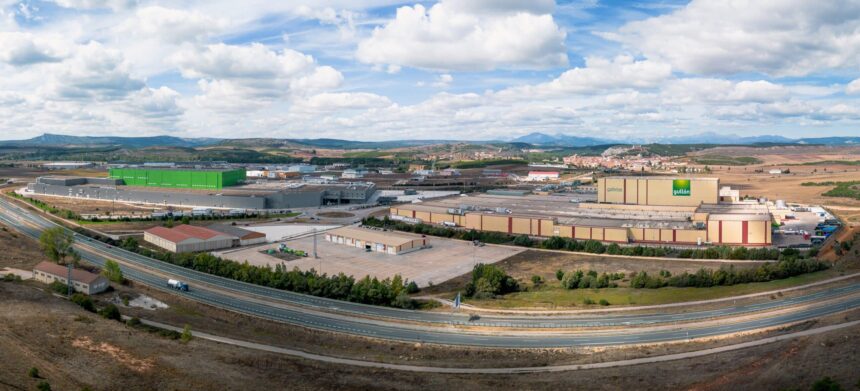 Panoramica de las dos fábricas de Galletas Gullón en Aguilar de Campoo en la que también se ve la autovía