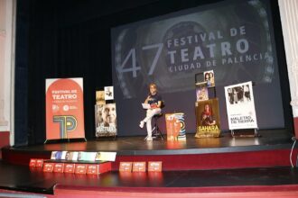 El concejal Francisco Fernández, en el escenario del Teatro Principal rodeado de los carteles de las obras teatrales.