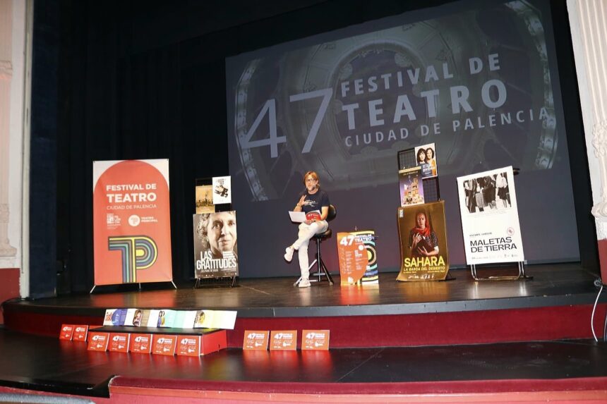 El concejal Francisco Fernández, en el escenario del Teatro Principal rodeado de los carteles de las obras teatrales.