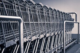 Varios carritos de la compra de un supermercado aparcados