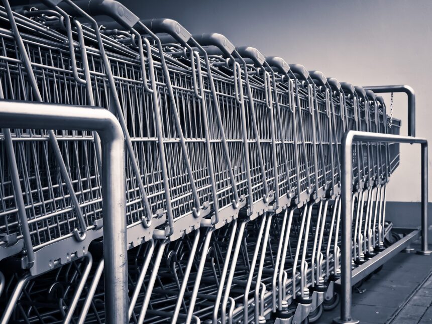 Varios carritos de la compra de un supermercado aparcados