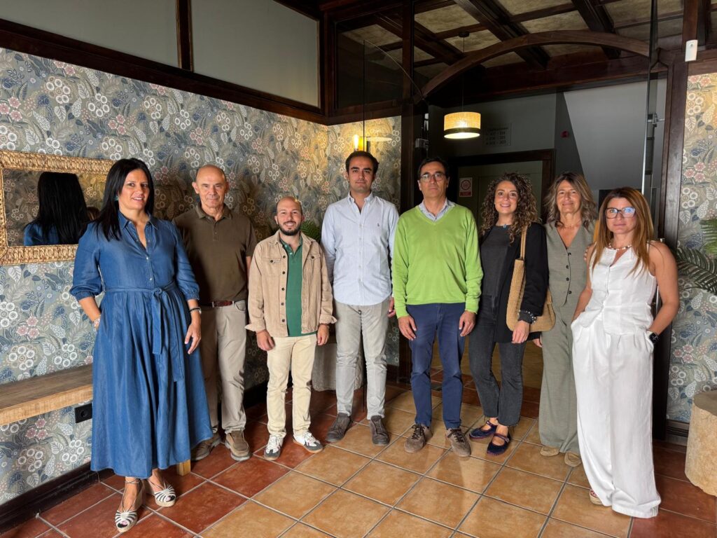 Grupo de personas posan para la foto
