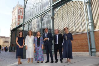 Varios cargos políticos del Ayuntamiento, la Junta de Castilla y Léon y la Diputación posa frente a la plaza de abastos.
