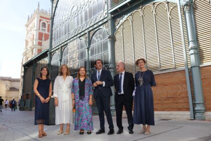 Varios cargos políticos del Ayuntamiento, la Junta de Castilla y Léon y la Diputación posa frente a la plaza de abastos.
