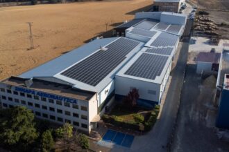 Naves industriales de Inmapa Aeronáutica con placas solares en el tejado y junto a campos de cultivo.