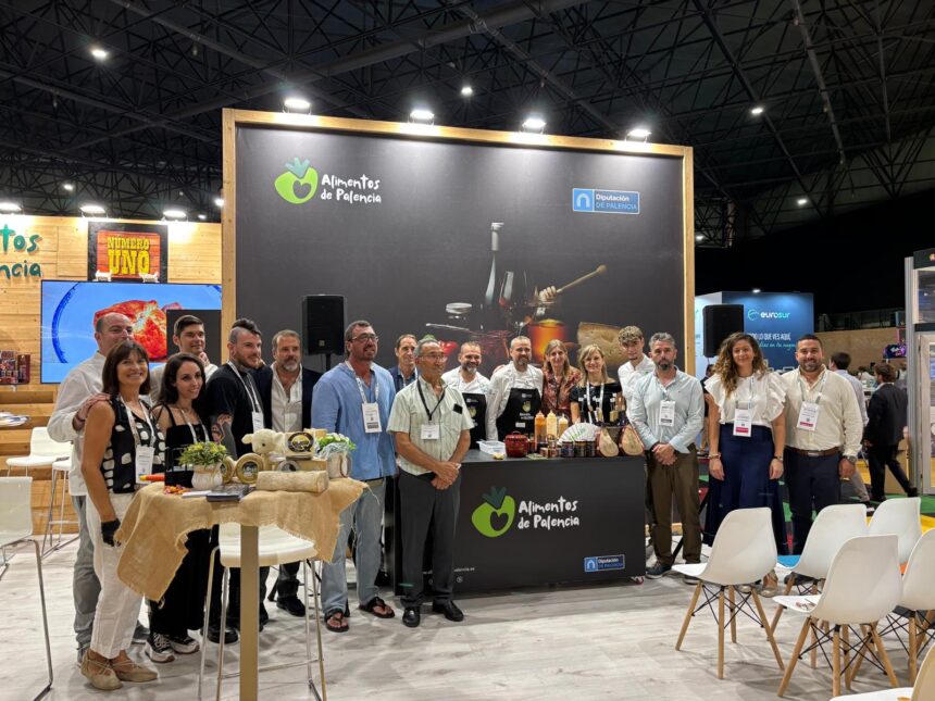 Varias personas posan para la foto en el stand de Alimentos de Palencia