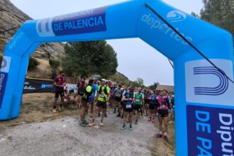 Varios corredores esperan bajo el arco de salida de la Diputación el inicio de la Ultra de la Montaña Palentina.