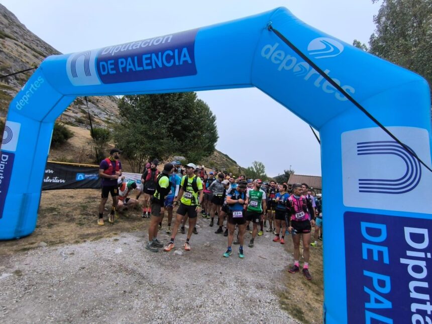 Varios corredores esperan bajo el arco de salida de la Diputación el inicio de la Ultra de la Montaña Palentina.