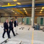 Pedro Grajal, Carlos Fernández Carriedo y José Antonio Rubio Mielgo pasean entre varios baños industriales en las instalaciones de Modulacción