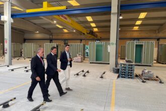 Pedro Grajal, Carlos Fernández Carriedo y José Antonio Rubio Mielgo pasean entre varios baños industriales en las instalaciones de Modulacción