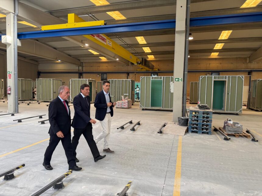 Pedro Grajal, Carlos Fernández Carriedo y José Antonio Rubio Mielgo pasean entre varios baños industriales en las instalaciones de Modulacción