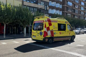 ambulancia amarilla del Sacyl circulando por una céntrica avenida de Palencia