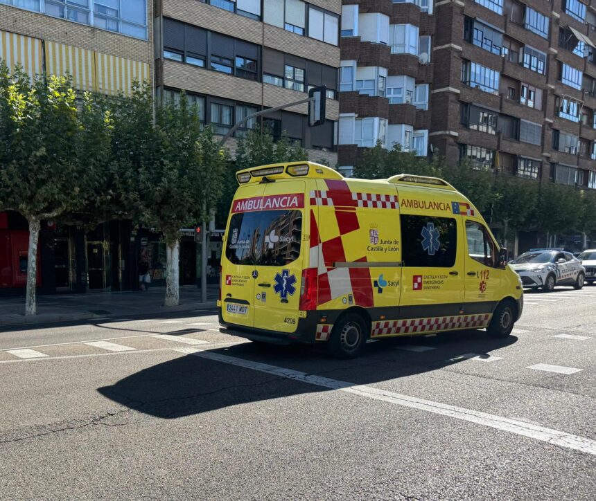 ambulancia amarilla del Sacyl circulando por una céntrica avenida de Palencia