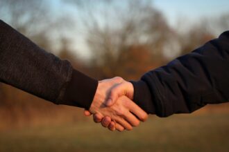 apreton de manos entre dos hombres