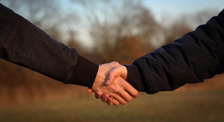apreton de manos entre dos hombres
