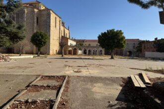 patio del colegio de Dueñas abandonado