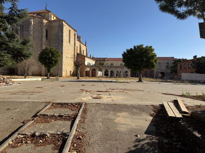 patio del colegio de Dueñas abandonado